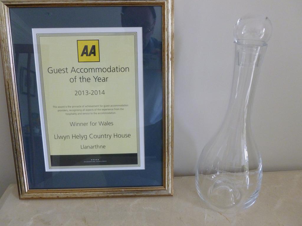 Llwyn Helyg Country House Guest House คาร์มาเทน ภายนอก รูปภาพ
