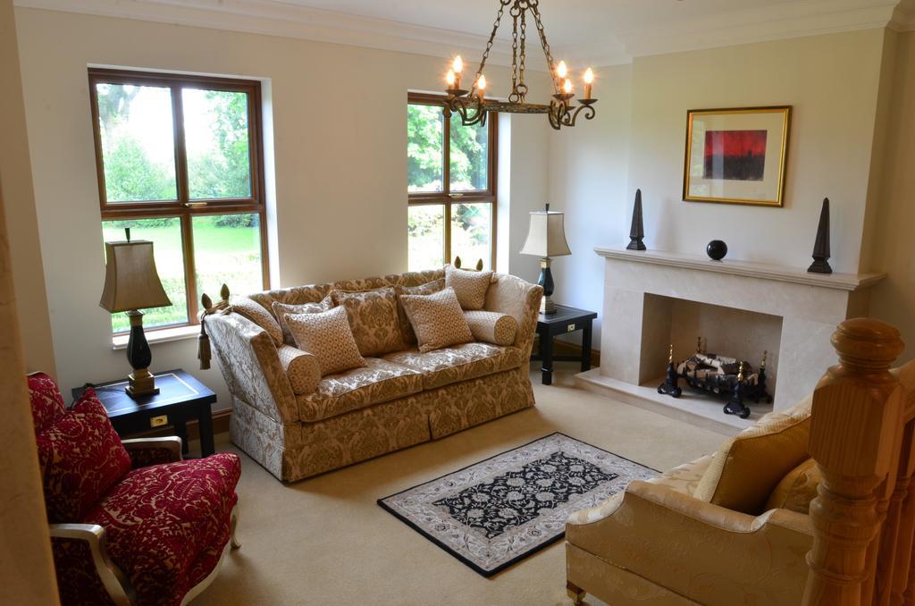 Llwyn Helyg Country House Guest House คาร์มาเทน ภายนอก รูปภาพ